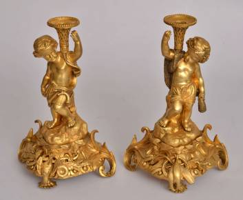Une paire de bougeoirs en bronze doré 