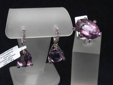 Bijoux en or sertis d&39;améthystes et de saphirs roses 