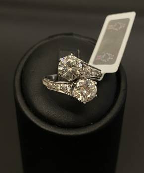 Платиновое кольцо с бриллиантами и синтетическими муассанитами 