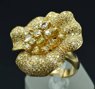 Bague en or en forme de fleur avec diamants 