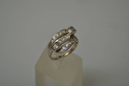 Bague en or avec diamants en forme de tore 