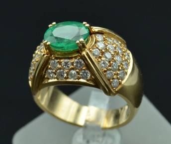 Yellow gold ring with 48 diamonds and 1 natural emerald