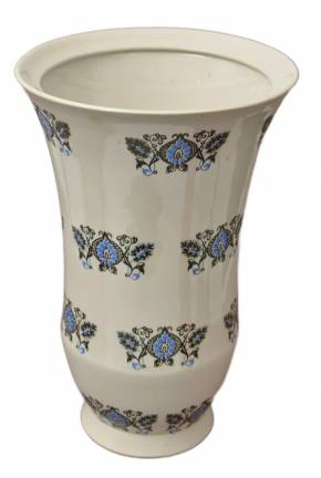 Vase en porcelaine peinte 