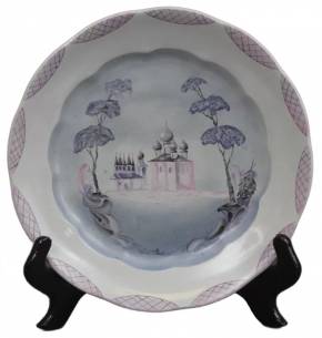 Porcelāna šķīvis ar skatu uz baznīcu 
