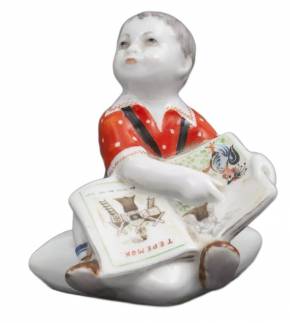 Figurine en porcelaine Garçon avec livre (Teremok) 